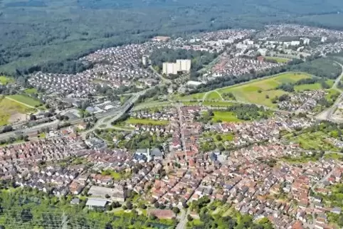 Umstritten: Das Ufer des Baggersees unmittelbar hinter dem Wörther Bahnhof soll bebaut werden – mit Sportanlagen oder Betrieben.