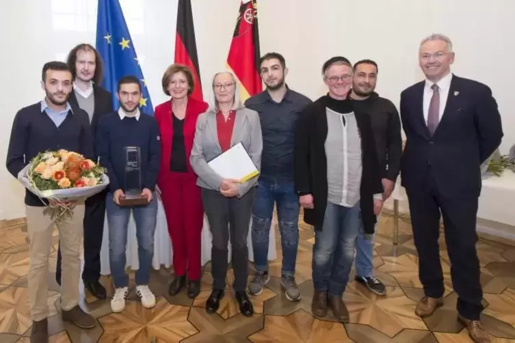 Dankbar und stolz: die Mitglieder der Börse Nachbarschaftshilfe, die den Brückenpreis von Ministerpräsidentin Malu Dreyer entgeg