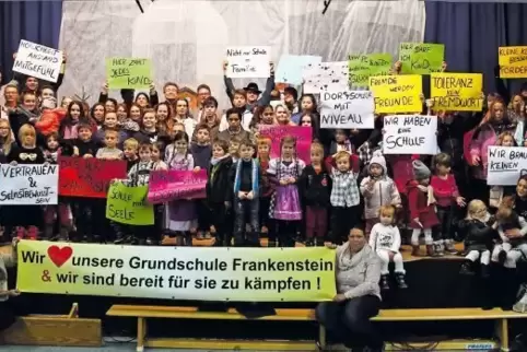 Sie geben sich noch nicht geschlagen: Die Weihnachtsaufführung nutzten Kinder wie Eltern und Politiker für ihren Appell ans Mini
