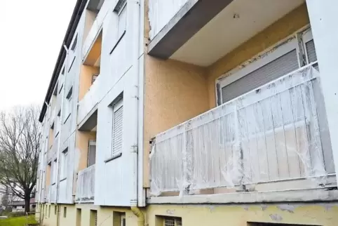 In den Tannen hat die Sanierung der früheren Bauhilfe-Blocks begonnen.