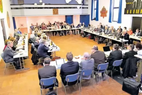 Anlass für kalte Füße hat höchstens die Raumtemperatur in der Waldseer Kulturhalle gegeben – den Haushalt fanden die Kreistagsmi