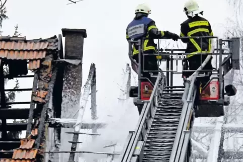 Schwerer Job – und brandgefährlich obendrein. Feuerwehrleute müssen so einiges leisten.