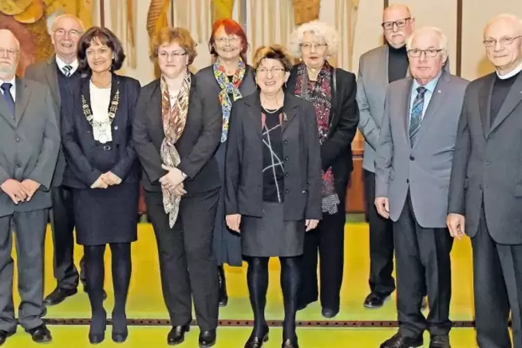 Oberbürgermeisterin Eva Lohse (Dritte von links) mit den Geehrten (von links): Joachim Engelke, Ewald Paul, Judith Heer, Mariann