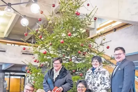 Zufrieden mit ihrem Weihnachtsbaum: die Sozialdemokraten Andreas Rahm, Klaudia Hof, Brigitte Rinder, Anita Anspach-Olfers, Gerda