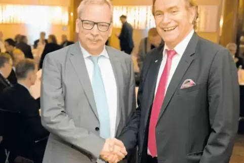 Wechsel an der GAG-Spitze: Ernst Merkel (rechts) wünscht seinem Nachfolger Wolfgang van Vliet alles Gute.