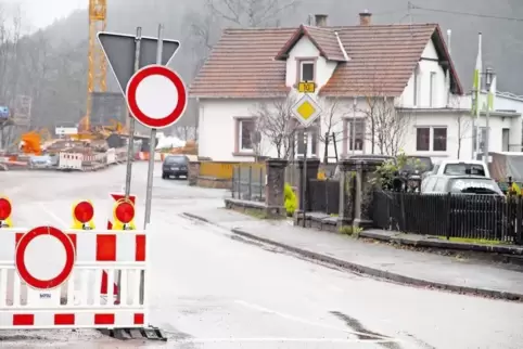 Trotz Beschilderung fahren immer wieder Laster in die Sackgasse ein. Die Situation soll entschärft werden, teilt der LBM mit.
