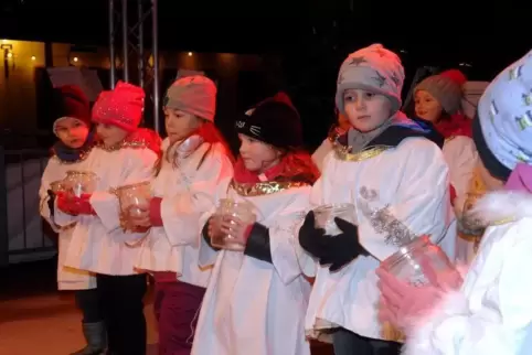 Die Kleinen sind die Großen: Zur Eröffnung des Christkindlmarktes zeigten die Kinder der Kita „Villa Kunterbunt“ mehrere Tänze. 
