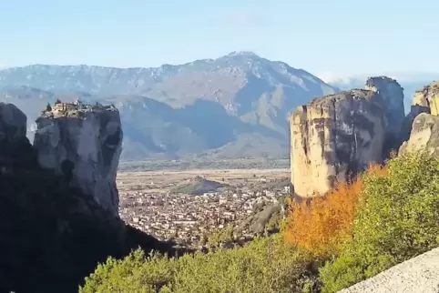 Touristenmagnet in Griechenland: die Meteora-Klöster im Norden des Landes. Links auf dem Felsen steht das Kloster Agía Triáda, w