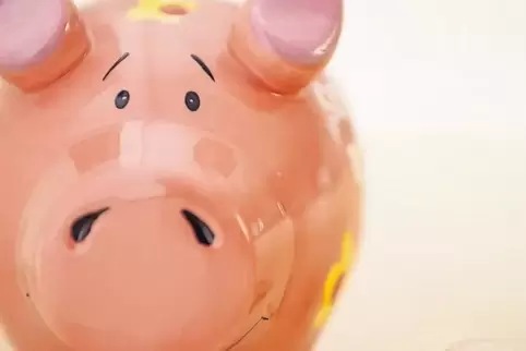 Auf das Geld im Sparschwein zahlt niemand Zinsen – aber es kostet auch keine Gebühren.