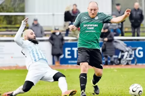 Der VfR Frankenthal, hier Florian Kaiser (links) im Zweikampf mit dem Ludwigshafener Andre Werz im Spiel gegen Friesenheim, will