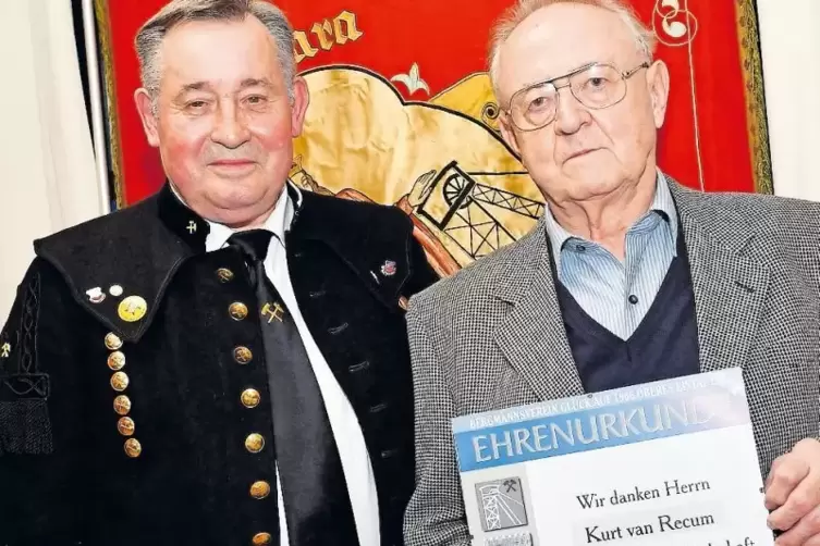 Hans Joachim Trudrung (links), der Vorsitzende des Bergmannsvereins, ehrte Kurt van Recum für 50 Jahre Mitgliedschaft.