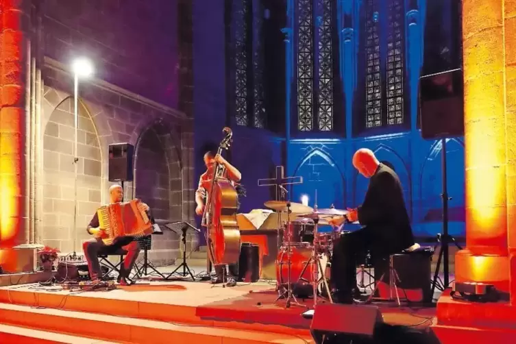 Optisch wie akustisch berauschend: Das Trio „Tango Transit“ in der Stiftskirche mit dem Programm „Engelrausch“.