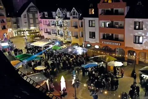 Lichterketten war gestern. Beim Bobenheim-Roxheimer Weihnachtsmarkt sorgt eine Illumination für Stimmung am Kurpfalzplatz.