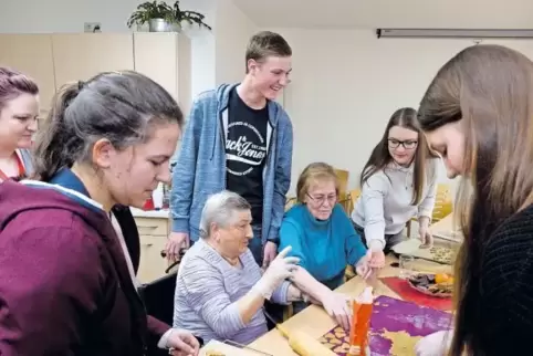 Basteln, backen, reden, lachen – Hauptsache gemeinsam. Der Besuch der Lauterecker Fachoberschüler in der Seniorenresidenz kam be