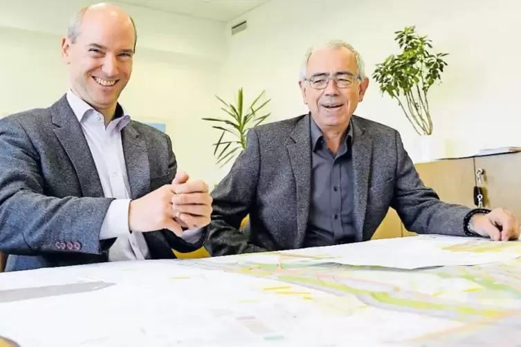 Haben die Straßen und Brücken der Stadt im Blick: Bereichsleiter Gerald Bohlender (rechts) und Björn Berlenbach.
