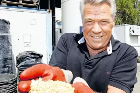 Mit Eisgranulat: Kabs-Direktor Norbert Becker.