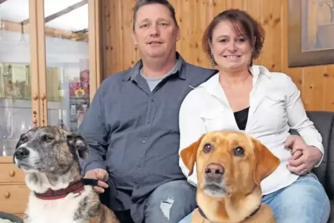 Die neuen Tollitäten Claudio und Kerstin Böhm mit ihren Hunden Jessy und Danny (von links).