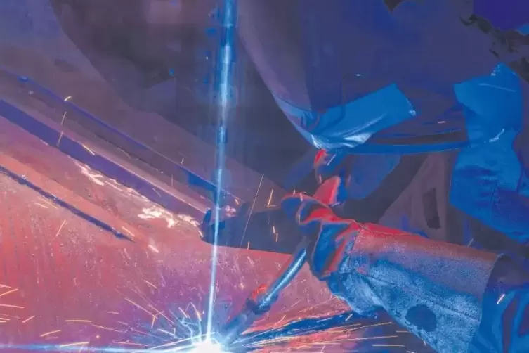 Lassen sich die unterschiedlichen Positionen von Arbeitgebern der Metall- und Elektroindustrie sowie der Gewerkschaft IG Metall 