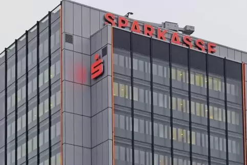 Leuchtturm am Ludwigsplatz: die Hauptzentrale der Sparkasse Vorderpfalz.