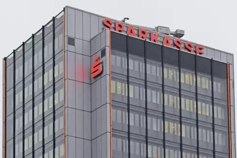 Leuchtturm am Ludwigsplatz: die Hauptzentrale der Sparkasse Vorderpfalz.