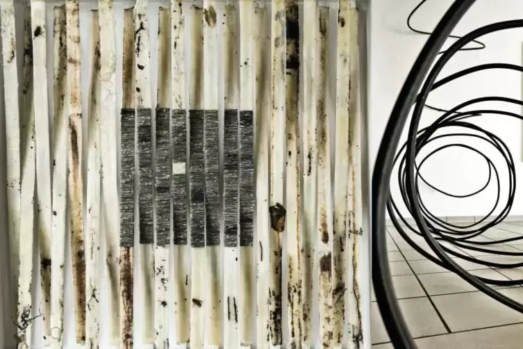 Harmonische Kontraste: Von Ferne sieht es so aus, als würde sich die raumgreifende Plastik von Peter Köcher (links) an die texti