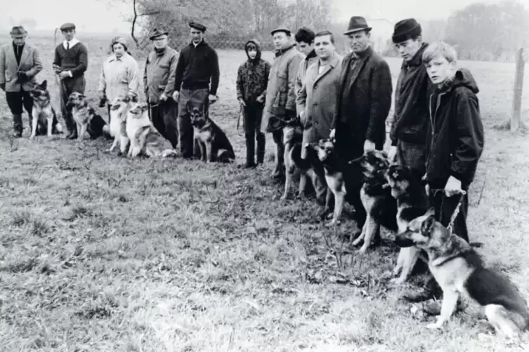 Ein Foto aus dem Gründungsjahr 1967 des Schäferhundevereins in Herxheim.