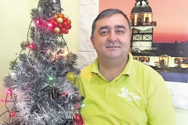 Salman Alma hat in seinem Restaurant einen Weihnachtsbaum stehen. Geschmückt hat ihn seine Frau Döne.