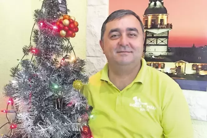 Salman Alma hat in seinem Restaurant einen Weihnachtsbaum stehen. Geschmückt hat ihn seine Frau Döne.