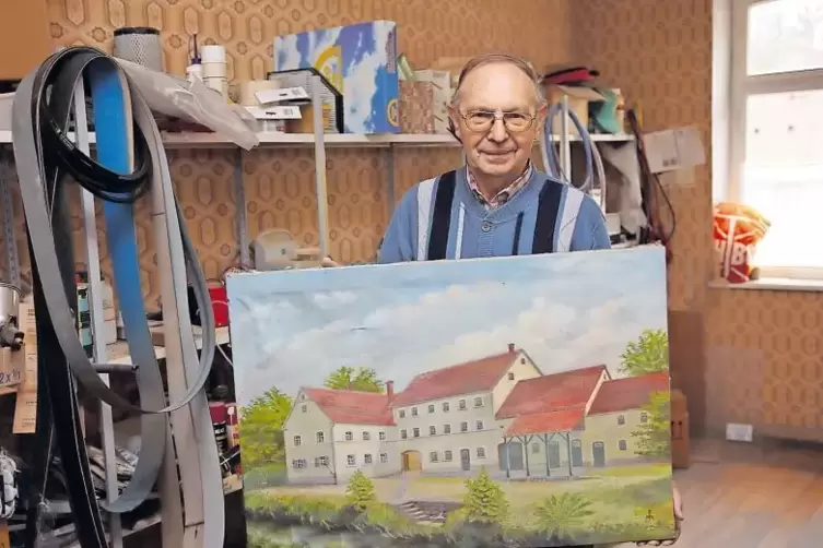 Senior-Müllermeister Gerhard Sties zeigt ein Gemälde der Mühle aus dem Jahr 1947.