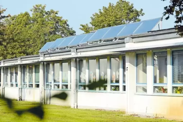 Die Photovoltaik-Anlage auf dem Dach der Fußgönheimer Schillerschule ist aktuell der einzige Betriebszweck des E-Werks. Mit dess