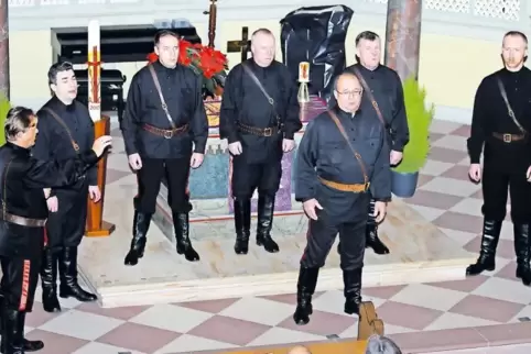 Prächtiger Auftritt – nicht nur gesanglich gesehen: Die Don Kosaken treten mit schwarzer Uniform und langen Schaftstiefeln auf.
