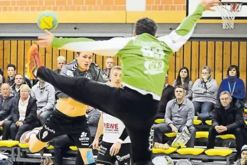 Ein letztes Mal auf Torejagd für die Oberliga-Herren des SV 64 Zweibrücken: Marc-Robin Eisel (hier links, im Spiel gegen die HSG