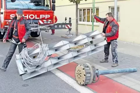 Anlieferung: Auch auf dem Dach der Berufsschule in der Mundenheimer Straße sind im Oktober neue und leistungsstarke Sirenen mont