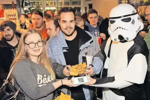 Star-Wars-Atmosphäre kurz vor Mitternacht im Roxy-Kino: Die Fans Laura Großelohmann und Pascal Krebs haben sich versorgt. Ein Ki