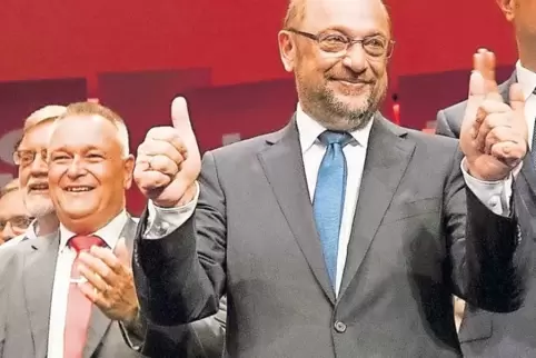 „Die Müßiggänger schiebt beiseite,/ diese Welt wird unser sein“: Martin Müller (links) und Martin Schulz während des Bundestags-
