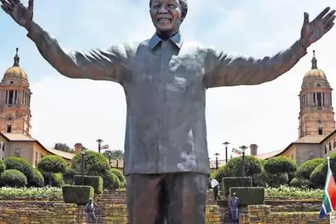 Beliebtes Fotomotiv für Touristen: die neun Meter hohe Statue des 2013 gestorbenen Nationalhelden Nelson Mandela über den Union 