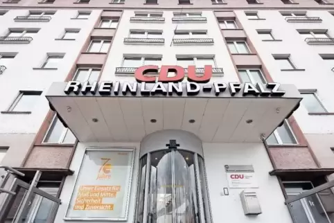 Im Zusammenhang mit den Ermittlungen zur CDU-Spendenaffäre wurden am 22. November die CDU-Zentralen in Mainz (unser Bild) und Be