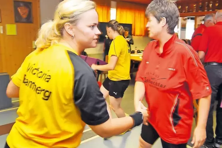 14-malige Weltmeisterin und U23-Nationaltrainerin: Daniela Kicker (links) von Victoria Bamberg lobt die Arbeit von ESV-Spielertr