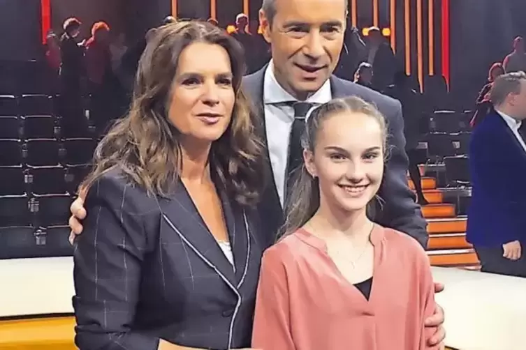 Neben ihrem Idol in der ARD-Ratesendung: die zwölfjährige Kiara (rechts) zusammen mit Katarina Witt und Moderator Kai Pflaume.