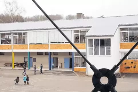 Die Grundschule in Dellfeld soll in den kommenden Jahren für vier Millionen Euro saniert werden.