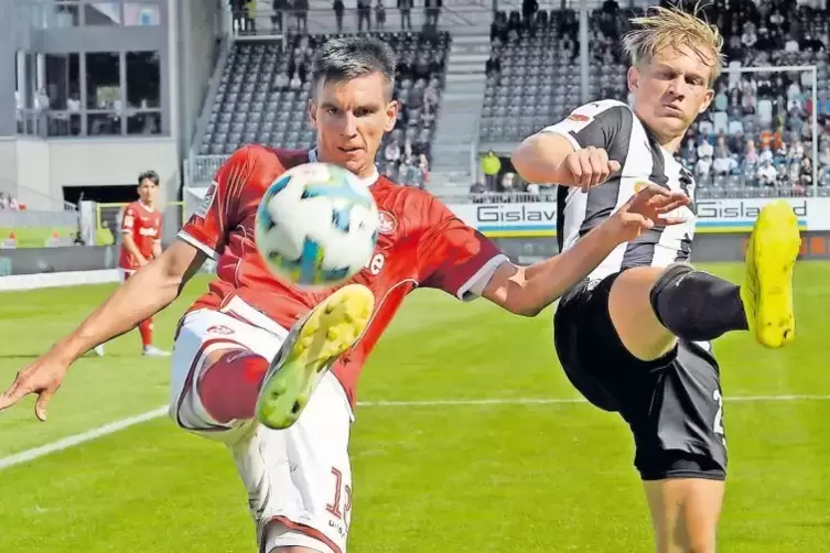 Ihm vergeht die Lust am Fußball nie: Christoph Moritz vom FCK. Rechts Sandhausens Maximilian Jansen.