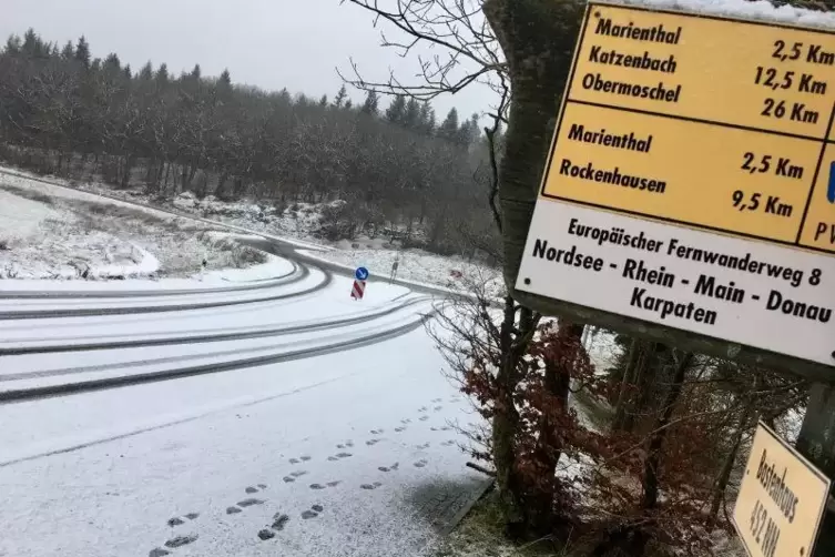 Winter am Donnersberg: In den höheren Lagen des Kreises sind besonders Nebenstraßen am Freitag zum Teil schneebdeckt. Foto: Stol