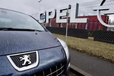 Opel, im Hintergrund das sei 1966 bestehende Werksgelände in Kaiserslautern, gehört seit Sommer zum französischen Autobauer PSA 