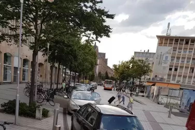 Blick in die Bismarckstraße in der Innenstadt: Hier darf eigentlich nicht geparkt werden.  Foto: ier 