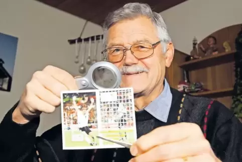 Geschulter Blick: Der Waldseer Manfred Claus betrachtet ein neues Objekt, das den Weg in seine Sport-Briefmarken-Sammlung finden