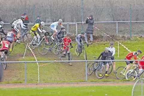 Der Querhang am Mehlinger Sportplatz stellt die Biker gerade bei nasser Witterung vor große Herausforderungen.