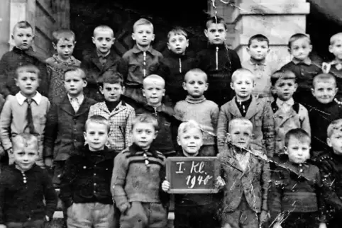 Früher: die Jungen des Jahrgangs sowie einige Sitzenbleiber in der ersten Klasse während des Kriegs 1940. Bei Fliegeralarm musst