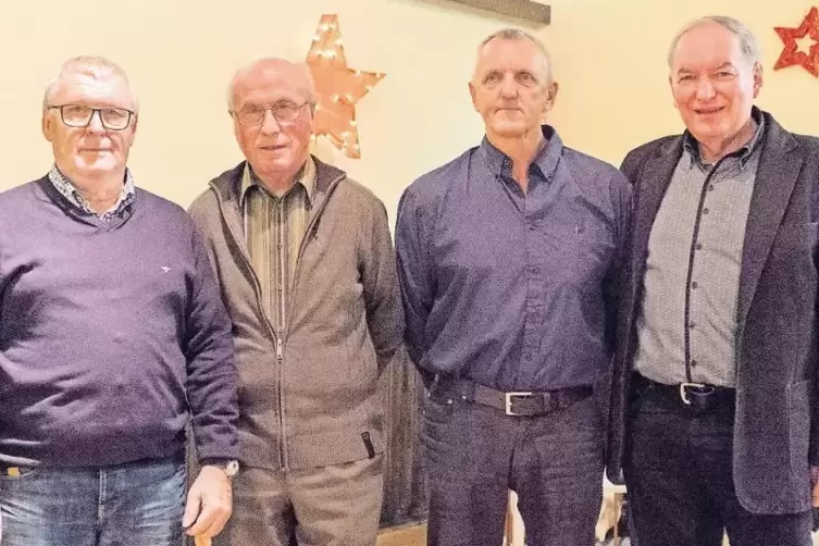 Konstantin Legrum, Paul-Heinz Klemm und Michael Roos erhielten hohe Ehrungen von Obmann Erhard Blaesy (von links).