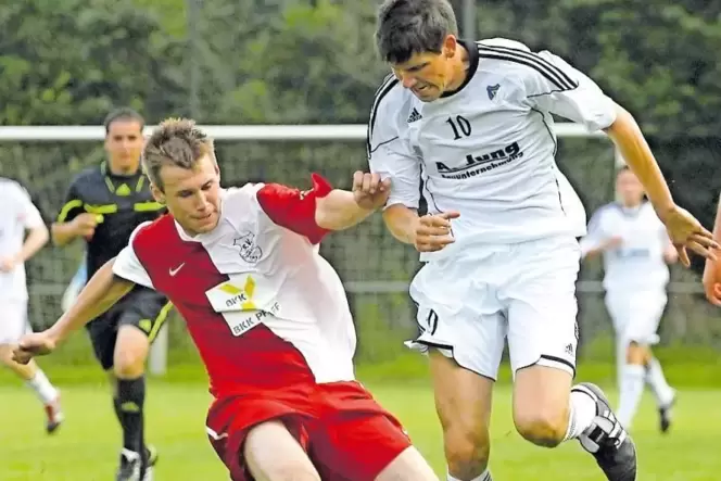 Szene aus dem Endspiel um den Verbandsgemeindepokal 2012: Der Lauterecker Helge Kieser (weißes Trikot) wird von Medards Dominik