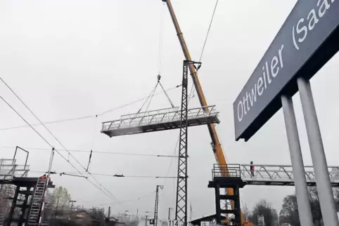 Die Bauarbeiten an der Bahnhofsbrücke in Ottweiler sind fast beendet. Die Stadt investierte hierfür 1,2 Millionen Euro.